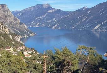 Un balcone sul Garda New house with panoramic views over Lake Garda allows 18 year olds to book a room