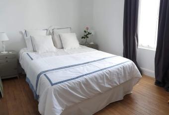 La Jos  phine allows 18 year olds to book a room