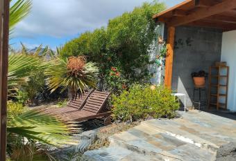 Beautiful small bungalow, amazing views and garden has Balcony rooms