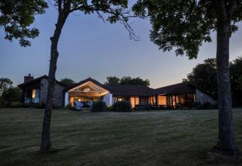 Kingsley Lake View & Paddocks - A group retreat with hot tub, sports bars & spectacular lake views in the Mendip Hills AONB has rooms with a private hot tub