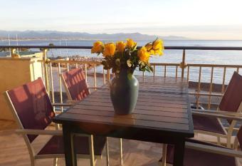 Seafront one bedroom apartment with a terrasse swimming pool and a parking has Balcony rooms