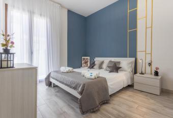 Charmrooms - Casa Magenta has Balcony rooms