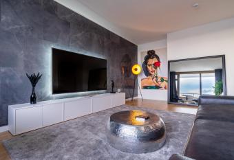 R  Suite XL I 2-Zimmer Apartment I Balkon I Netflix allows 18 year olds to book a room