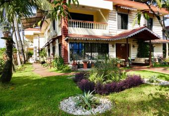 SHANU S SEASIDE INN - A Guesthouse, 100 metres to Candolim Beach allows 18 year olds to book a room