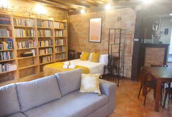 CASA CHUSCO, un rinc  n encantador. Junto a Portales. allows 18 year olds to book a room