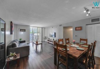 We Host Amazing Apartment 3Br at Brickell W Pool has rooms with a private hot tub