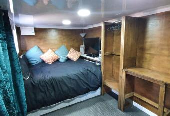 Adorable private suite with free street parking allows 18 year olds to book a room