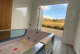 Highland Stays - Ben View Room & Jacuzzi Bath has rooms with a private hot tub