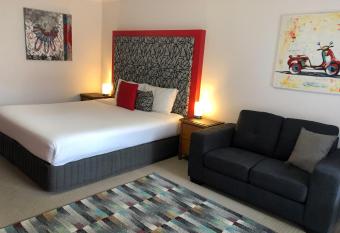 Avaleen Lodge Motor Inn allows 18 year olds to book a room