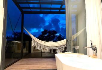 LUXURY JUNGLE HOUSE - Amazing design - 3 floors has rooms with a private hot tub