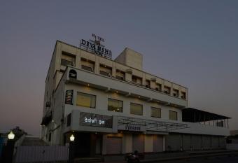 Townhouse OAK Hotel Devanshi Inn allows 18 year olds to book a room