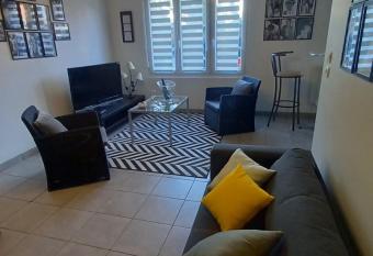 les fuchias allows 18 year olds to book a room