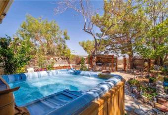 Lunar Eclipse on 4 acres w hot tub has rooms with a private hot tub