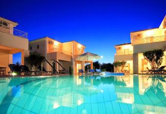 2 bedrooms appartement with shared pool enclosed garden and wifi at Kalamaki 2 km away from the beach has Balcony rooms