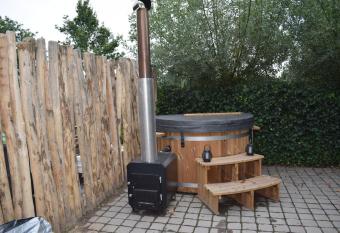 Romantische loft met heerlijke hottub allows 18 year olds to book a room