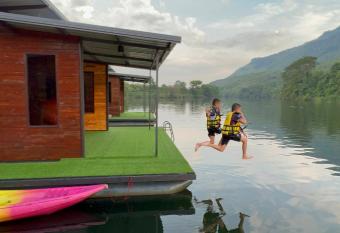 Phu Naphat Resort has Balcony rooms