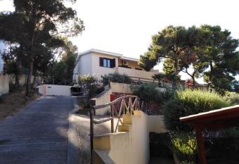 Villa panoramica immersa nel verde has Balcony rooms