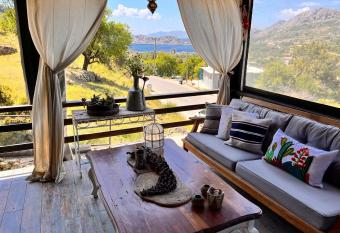 Valentina Tiny House with Sea View allows 18 year olds to book a room