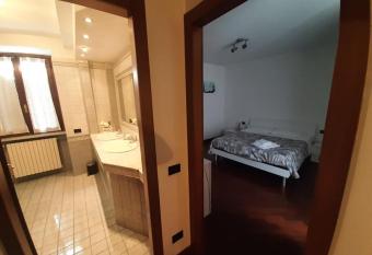 Il Caravaggio Guest House has rooms with a private hot tub