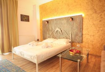 New Central Luxury Oasis has Balcony rooms