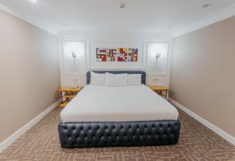 Callisto Hotel has rooms with a private hot tub