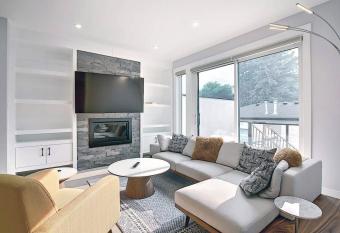 Glamorous Vines , 10 minutes to Downtown has Balcony rooms