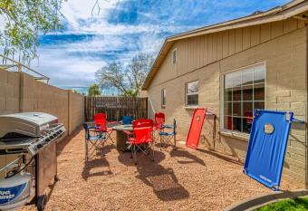 Beautiful 5 Bd 2 Ba/Cubs/A's/Downtown Mesa/ASU/RV has rooms with a private hot tub