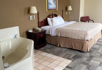Collins Inn & Suites has rooms with a private hot tub