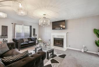 Diamonds are forever 4 bedroom home with hot tub has Balcony rooms