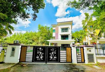 Bungalow4 has Balcony rooms