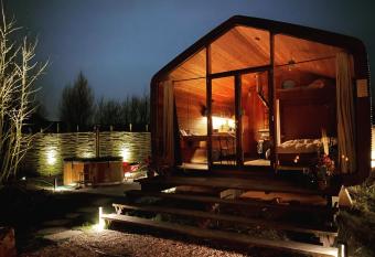 Bed & Wellness Klein Knorrestein with 2 romantic sustainable tiny house, use private hottub, sauna, tandembike included in price, just 30 minutes from Amsterdam has Balcony rooms