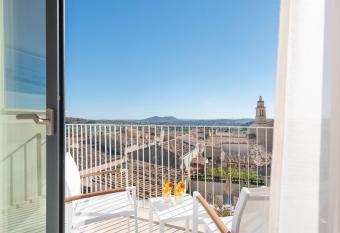 Placeta Vella Turismo de Interior allows 18 year olds to book a room