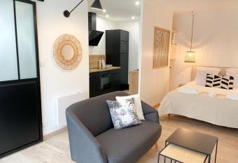 COZYMAINE, superbe studio au coeur d Angers allows 18 year olds to book a room
