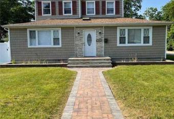 Gorgeous 6 bedroom 3 bath home in Freeport allows 18 year olds to book a room