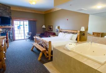 bantr Grand Hotel Wausau - Rothschild has rooms with a private hot tub
