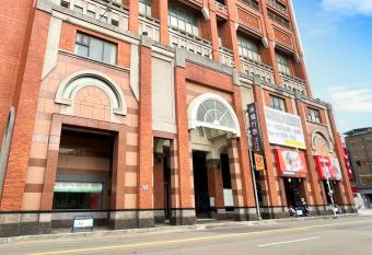 Guide Hotel Hsinchu Zhongyang allows 18 year olds to book a room