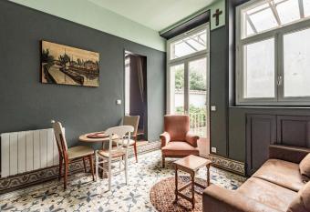 Suites du g  n  ral Leclerc allows 18 year olds to book a room