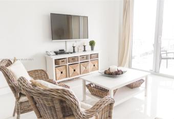 DISFRUTA SUNNY ISLES OCEAn 1206 STR-02637 has Balcony rooms