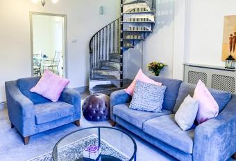 Stay In The Heart Of  Bishy Road  At The Vines With Free Parking - York Holiday Home has Balcony rooms