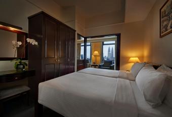 UNIQUE SUITE AT TIMES SQUARE KL has rooms with a private hot tub