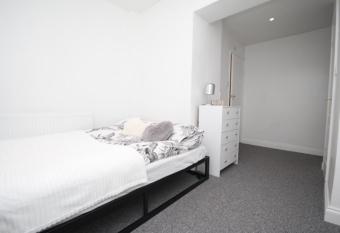 Lovely 3 bed spacious flat apartment in Central london has Balcony rooms