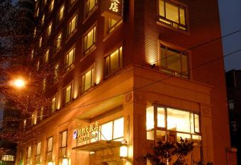 Kai Du Hotel allows 18 year olds to book a room