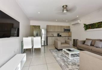 Modern 2BDR Eagle Beach condo has rooms with a private hot tub