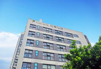 Paco Hotel Guangzhou Jinan University allows 18 year olds to book a room