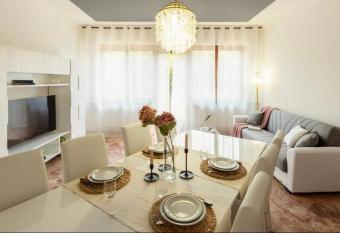 Como Diamond Apartment has Balcony rooms