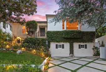 Luxury Canyon Villa With Heated Jacuzzi has rooms with a private hot tub