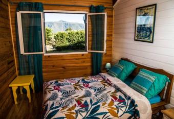 Chalet des Hauts- Vue piton des neiges allows 18 year olds to book a room