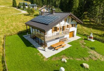 Chalet Paradisi has Balcony rooms