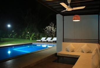Happyland Private Villa has rooms with a private hot tub