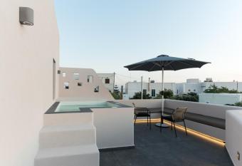 Elements Cozy Suites Pyrgos has rooms with a private hot tub